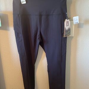 Black stretch pant with pockets on side